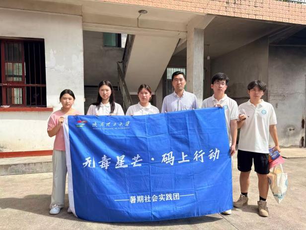 实践队员入户走访