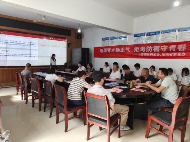 培源书院无毒星芒·码上行动实践队员向乡镇干部开展禁毒宣讲