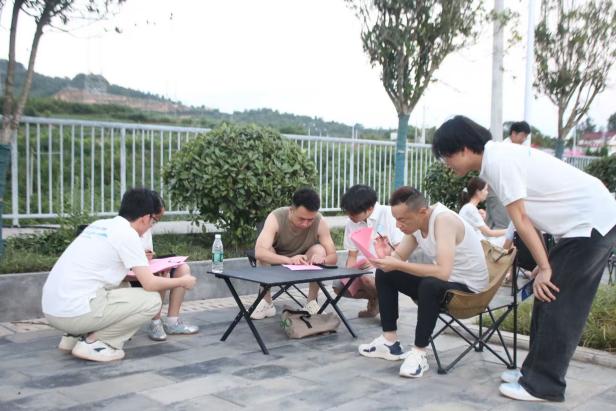培源书院无毒星芒·码上行动队员户外走访村民开展禁毒问卷调查