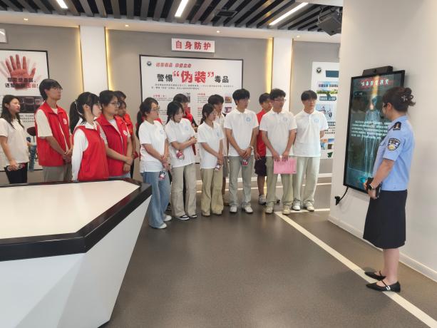 培源书院无毒星芒·码上行动队员在禁毒基地聆听民警科普讲解