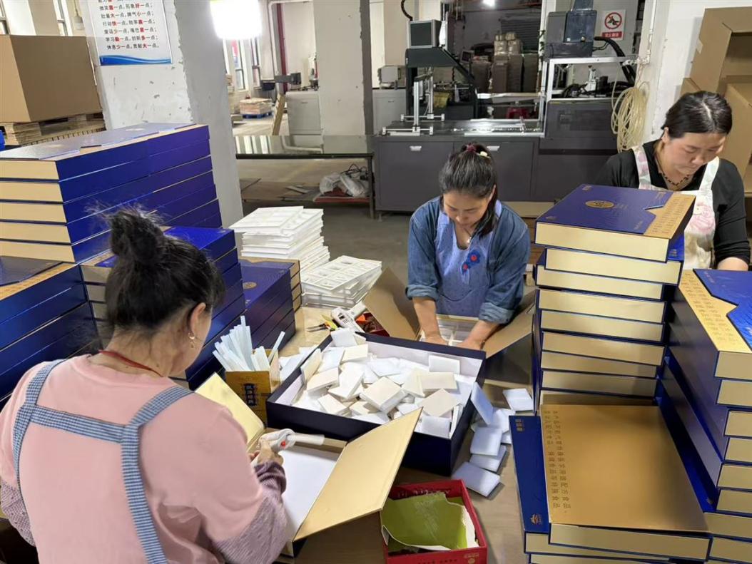 组装车间:老师傅做礼盒内衬与成型