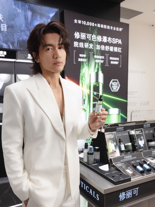 男人和女人站在商店前

低可信度描述已自动生成