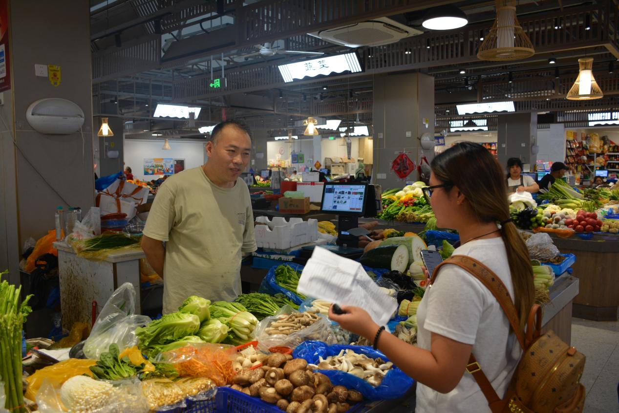 图5:实践队员对老街原住民开展访谈现场