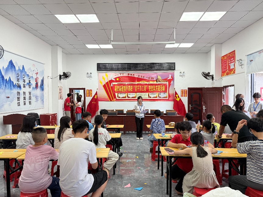 图为实践队为小朋友讲解嵌瓷