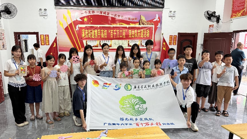 图为实践队与小朋友的合影