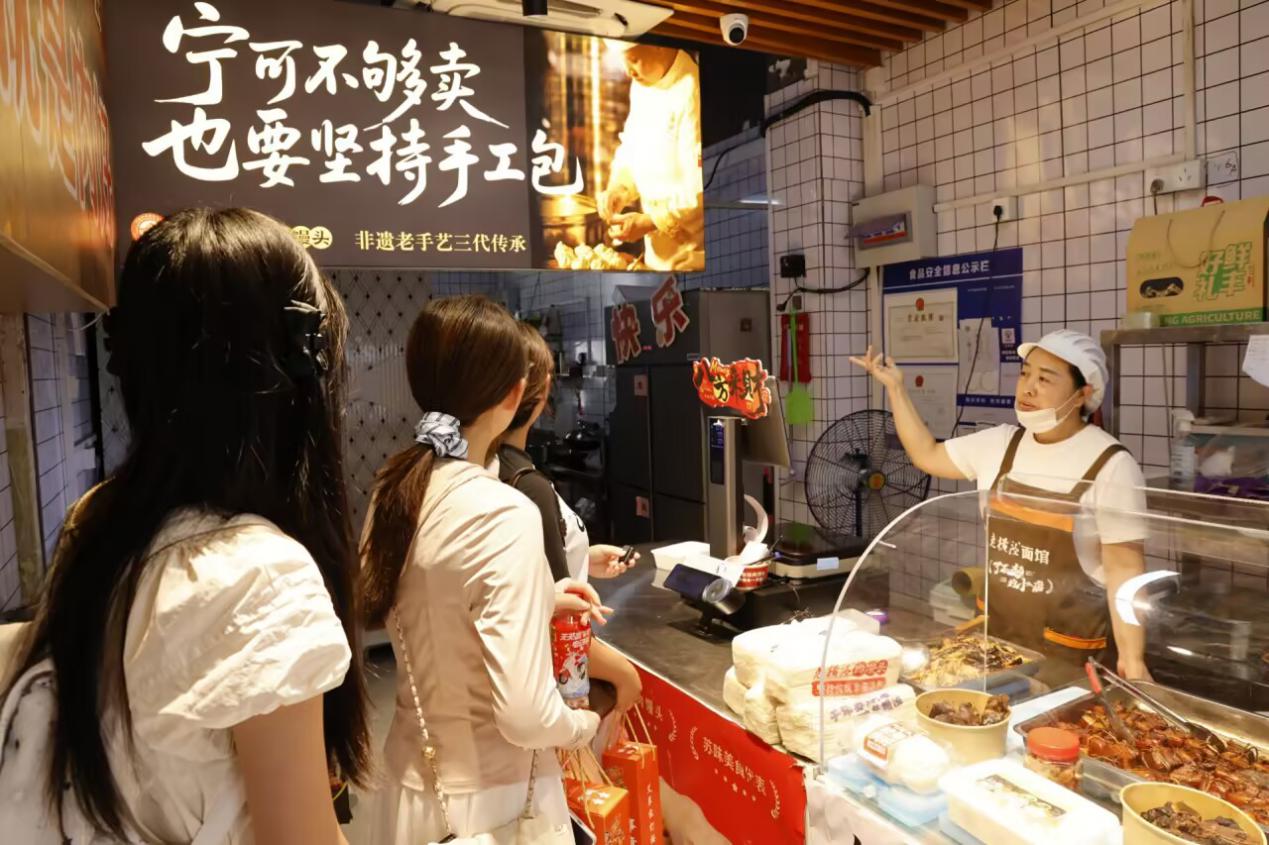 图3:队员与老街摊主、本地居民访谈交流现场