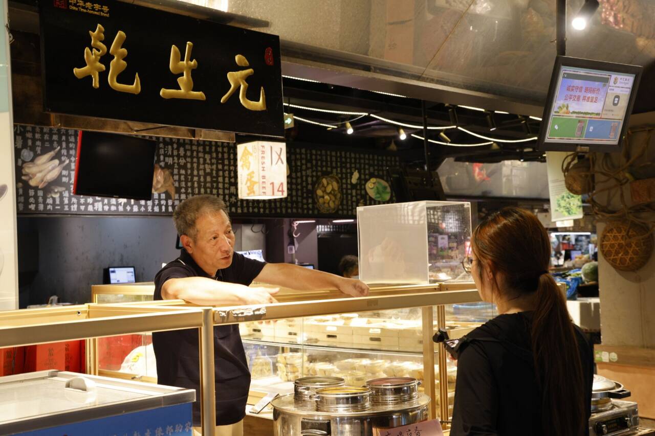 图4:街巷节令食品摊位特写