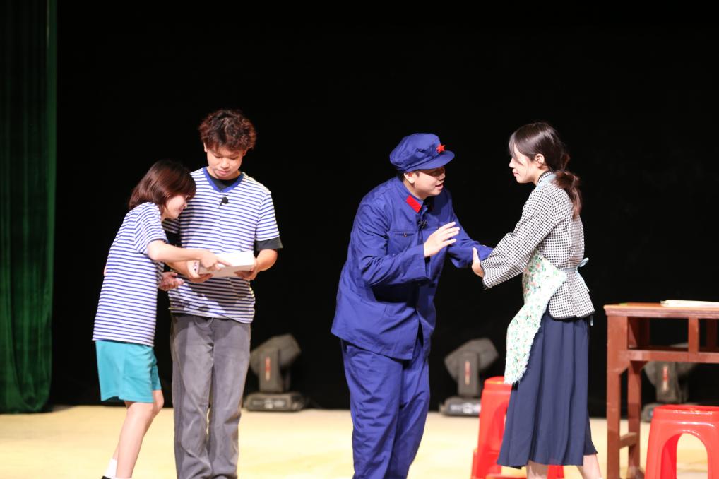 原创话剧《何为英雄》在海丰县文化馆演出现场_20260801004339