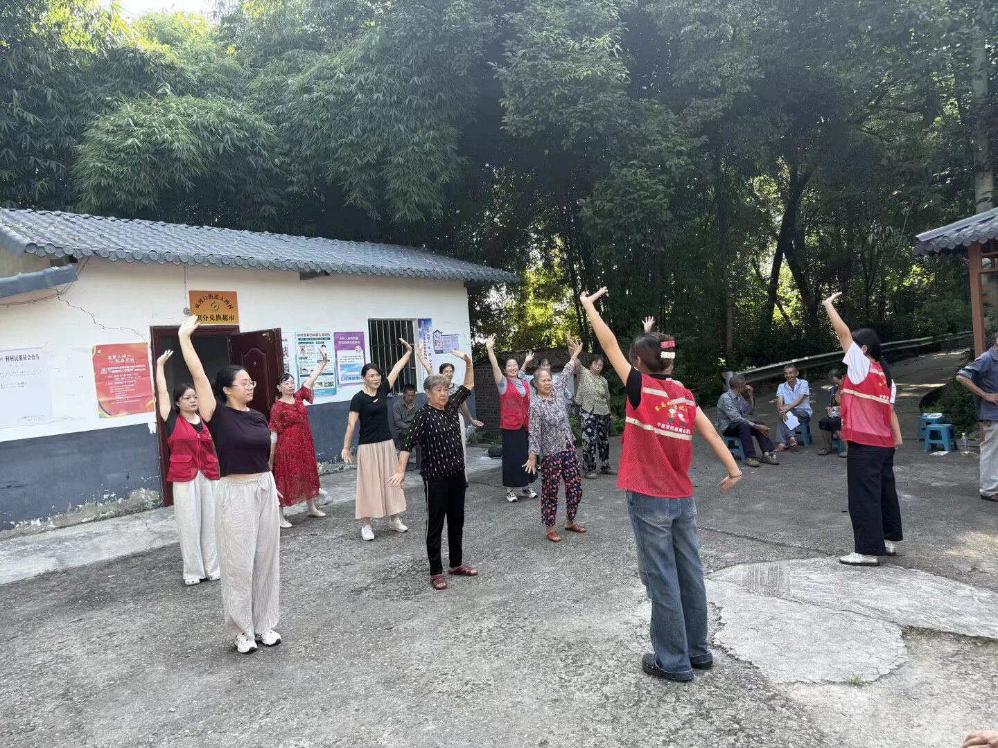红韵医行服务队在万州双河口街道大榜村开展八段锦教学
