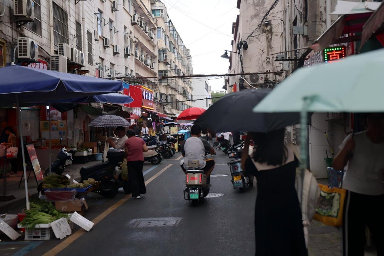 图1:实践团队在街巷开展实地走访