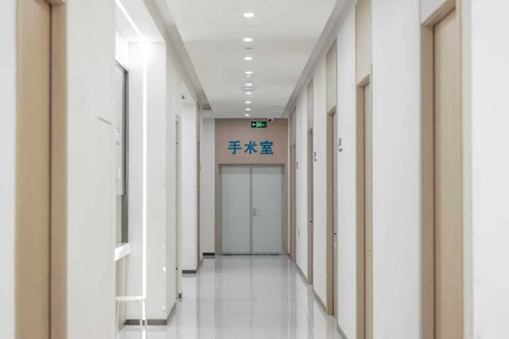 杭州清沐张建文做鼻修复靠谱吗？近三十年专攻挛缩、失败二修与假体取出重建(图1)